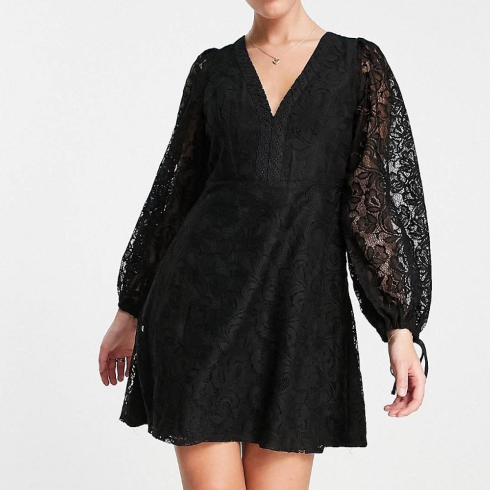 Love Triangle Black Lace Long Sleeved Open Back Mini Dress, sz 6